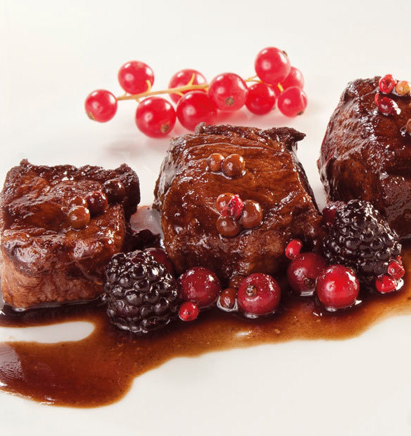 Filet de cerf avec sauce aux fruits des bois et Vinaigre Balsamique de Modène (Aceto Balsamico di Modena IGP) Affiné