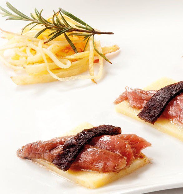 Sushi de filet de cerf et de polenta blanche avec gelée de Vinaigre Balsamique de Modène (Aceto Balsamico di Modena IGP)
