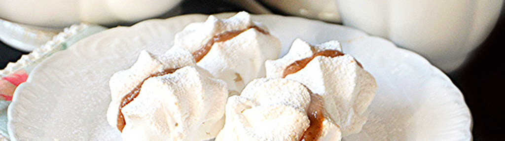 Besos de merengue rellenos de crema de castañas al Aceto Balsamico di Modena IGP
