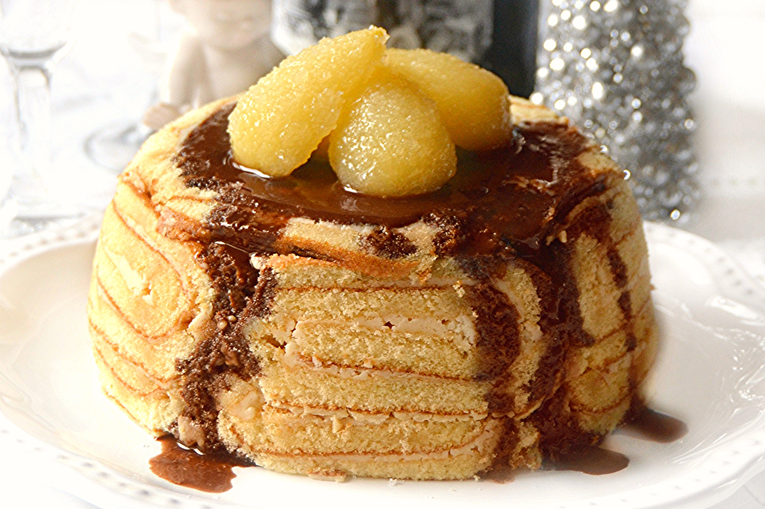 Charlotte con pere caramellate e glassa al cioccolato e Aceto Balsamico di Modena IGP