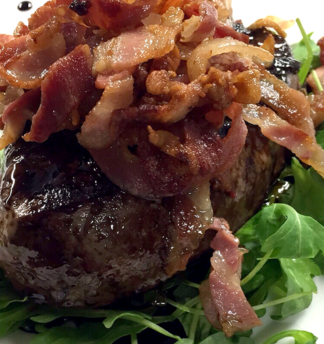 Filet d’Angus avec pancetta, roquette et Vinaigre Balsamique de Modène IGP