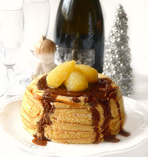 Charlotte avec poires caramélisées et glaçage au chocolat et Vinaigre Balsamique de Modène IGP