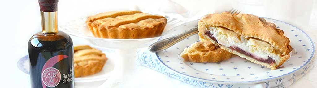 Tartitas de requesón con confitura de guindas y Aceto Balsamico di Modena IGP