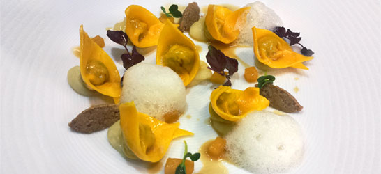 Ravioli di anatra e Aceto Balsamico di Modena IGP, aria al ginger, crema di patate