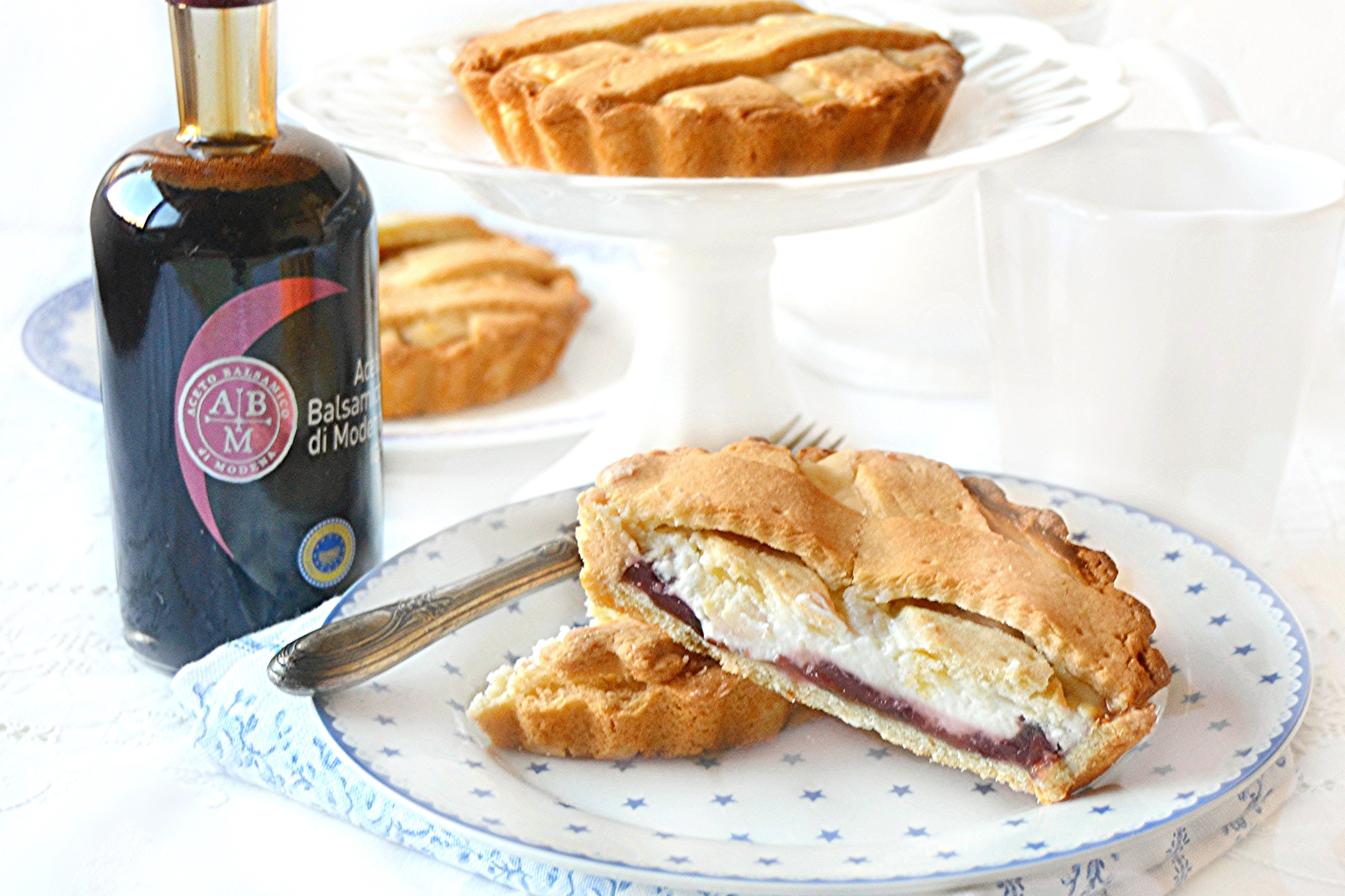 Crostatine alla ricotta con confettura di amarene e Aceto Balsamico di Modena IGP