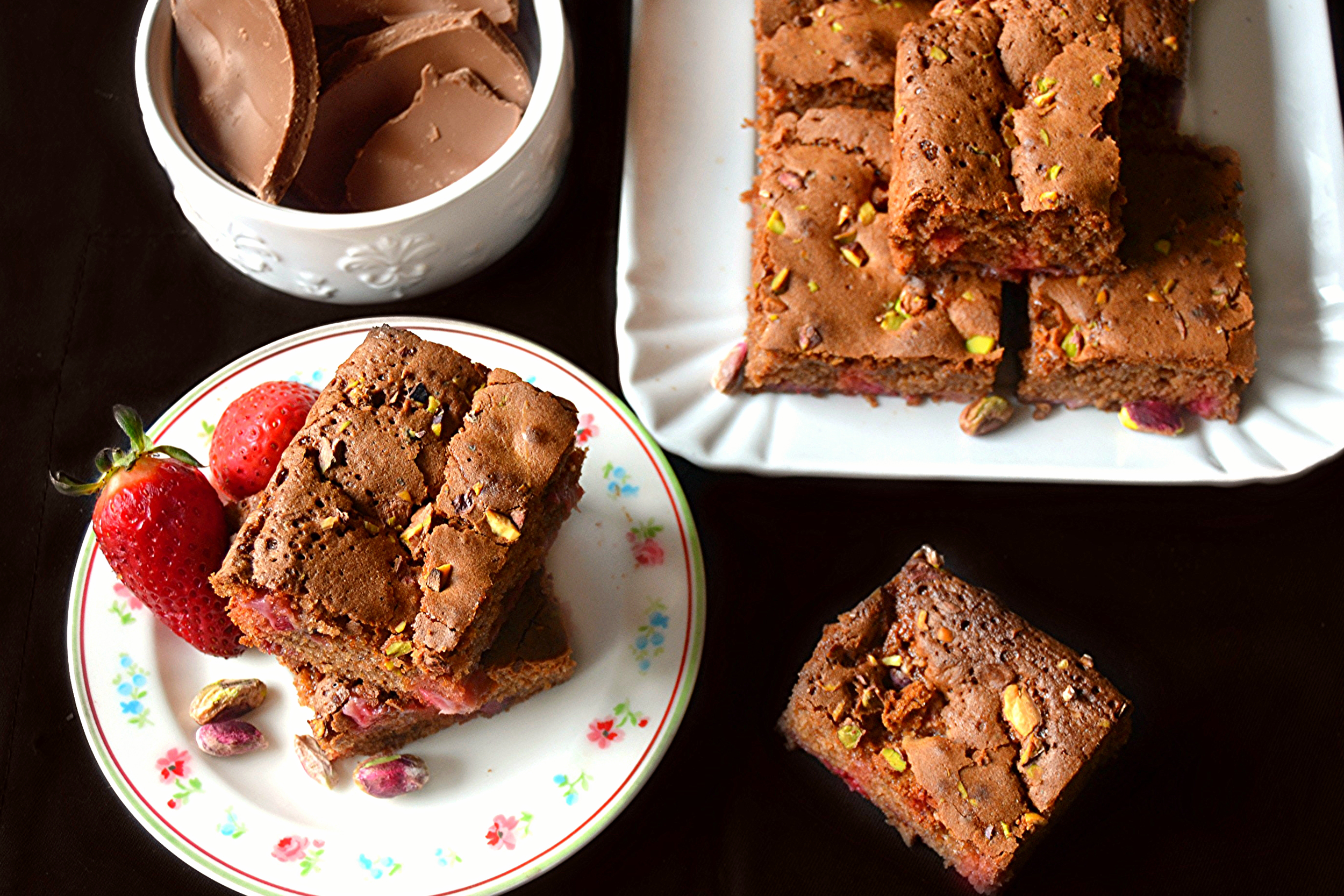 Brownies al cioccolato, pistacchio e fragole profumati all’Aceto Balsamico di Modena IGP