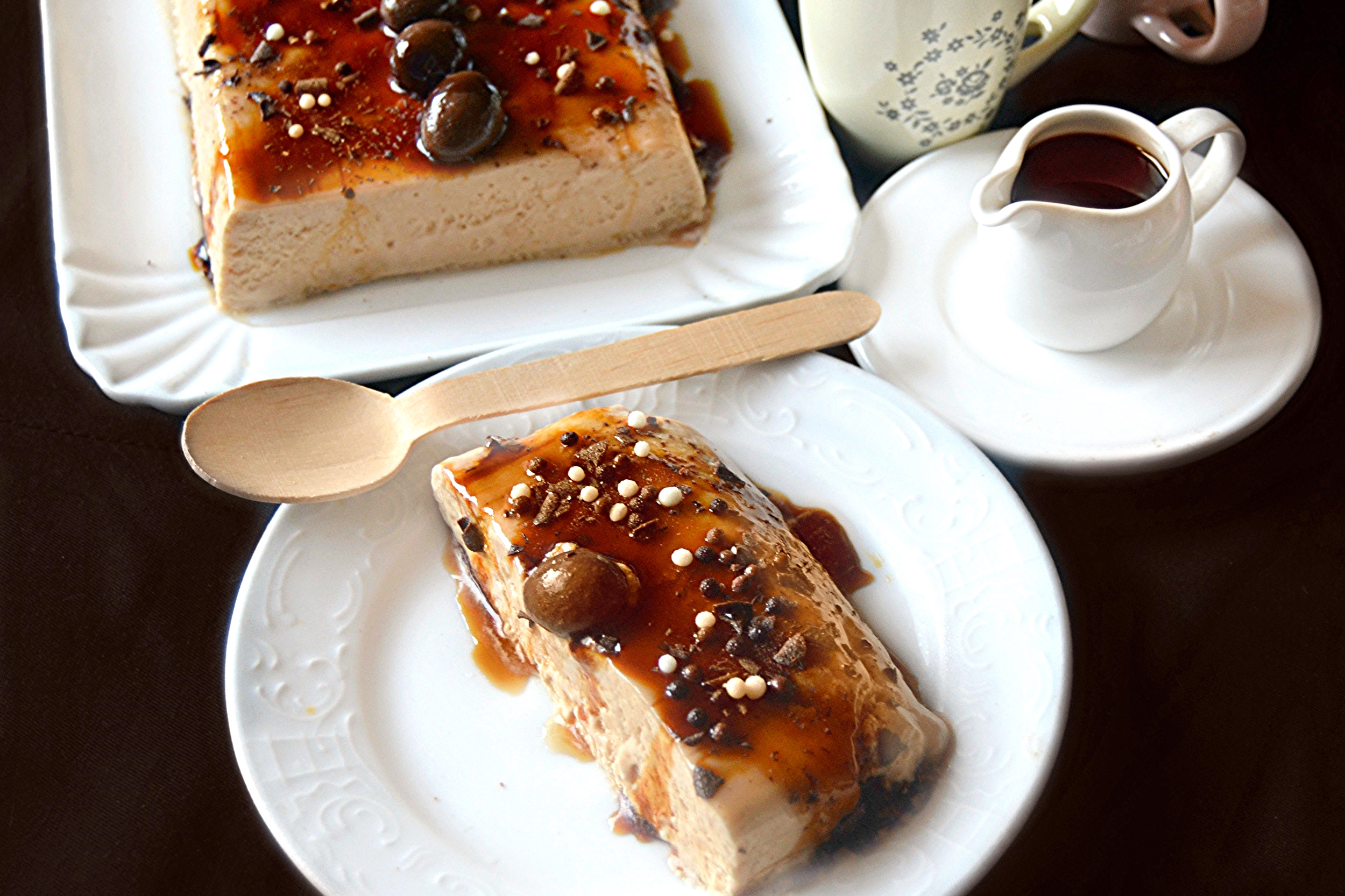 Parfait di gianduia e caffè con salsa al caramello profumato all’Aceto Balsamico di Modena IGP