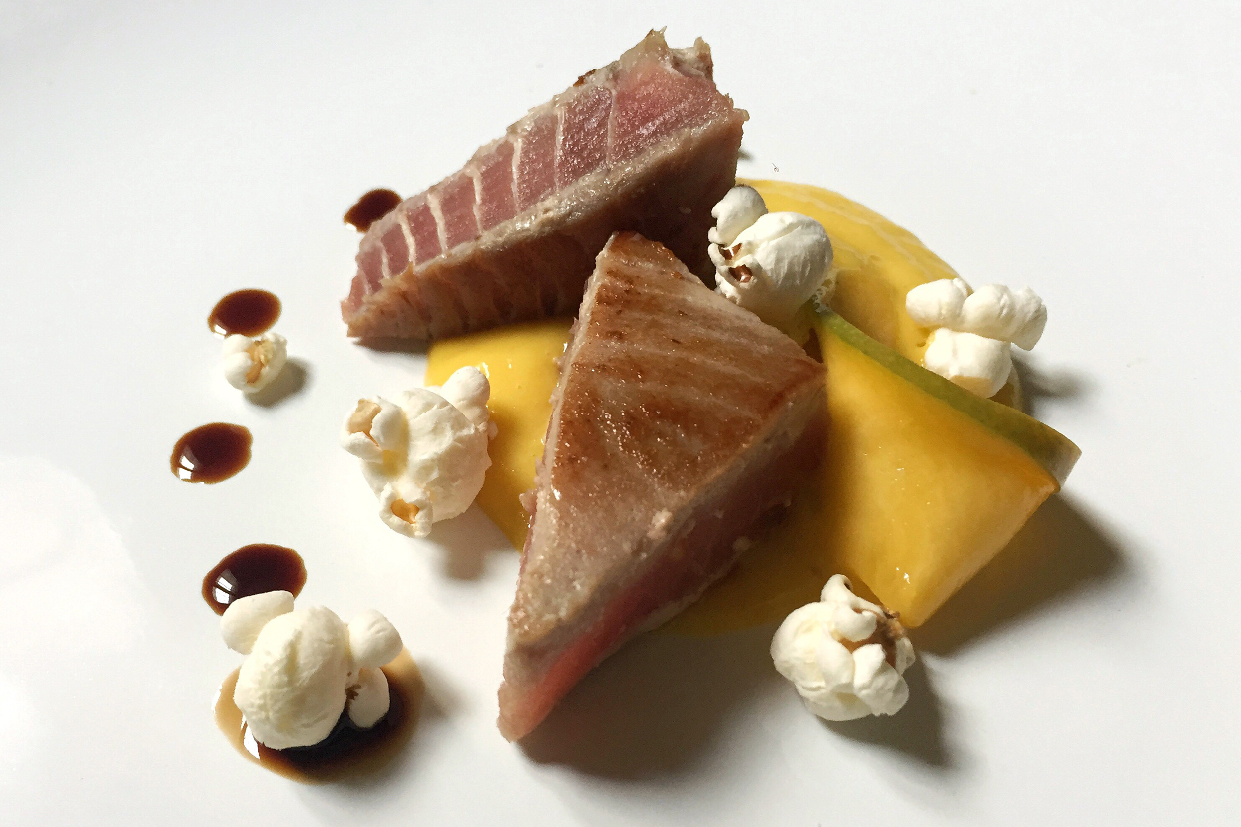 Tataki di tonno con maionese al mango e Aceto Balsamico di Modena IGP