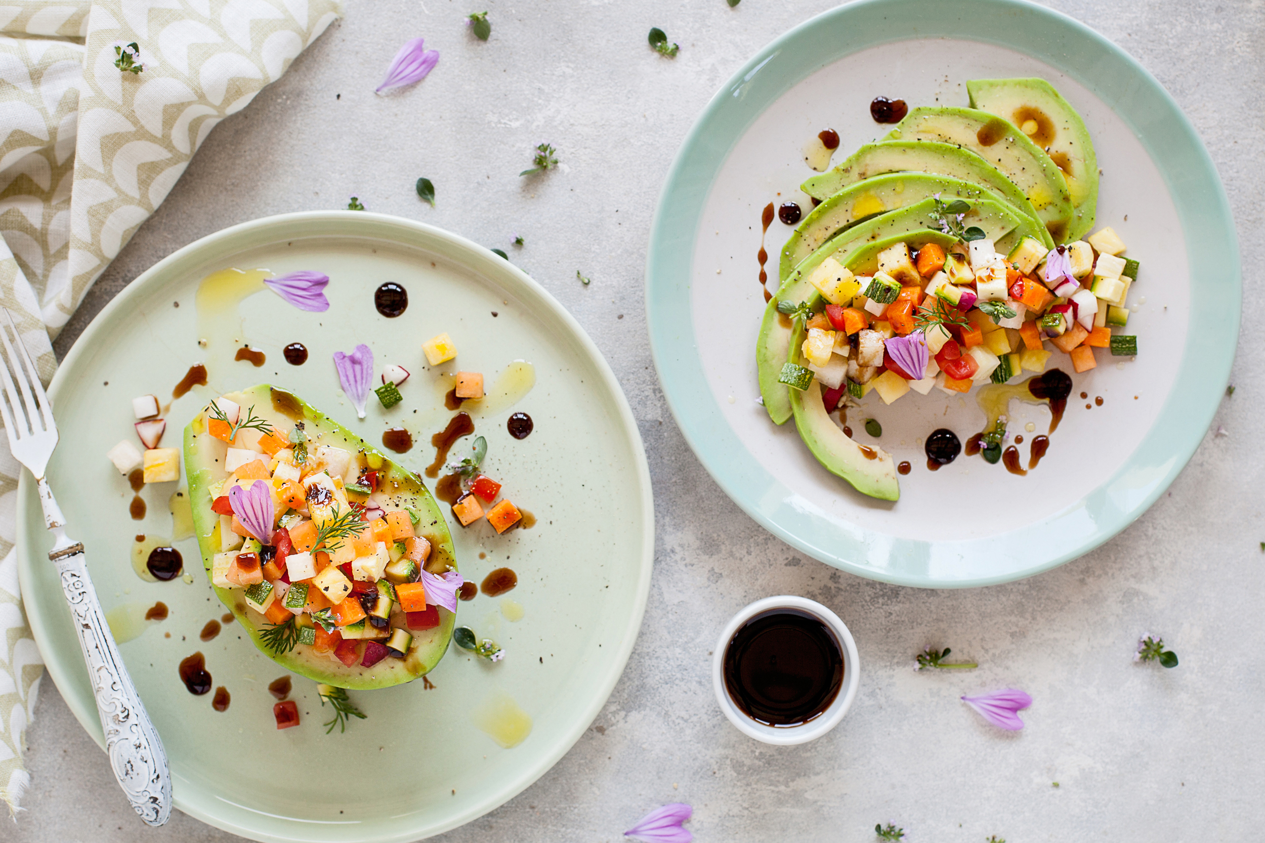 Avocado ripieno di frutta e verdura con gocce di Aceto Balsamico di Modena IGP