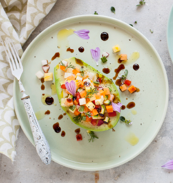 Aguacate relleno de frutas y verduras con gotas de Vinagre Balsámico de Módena IGP