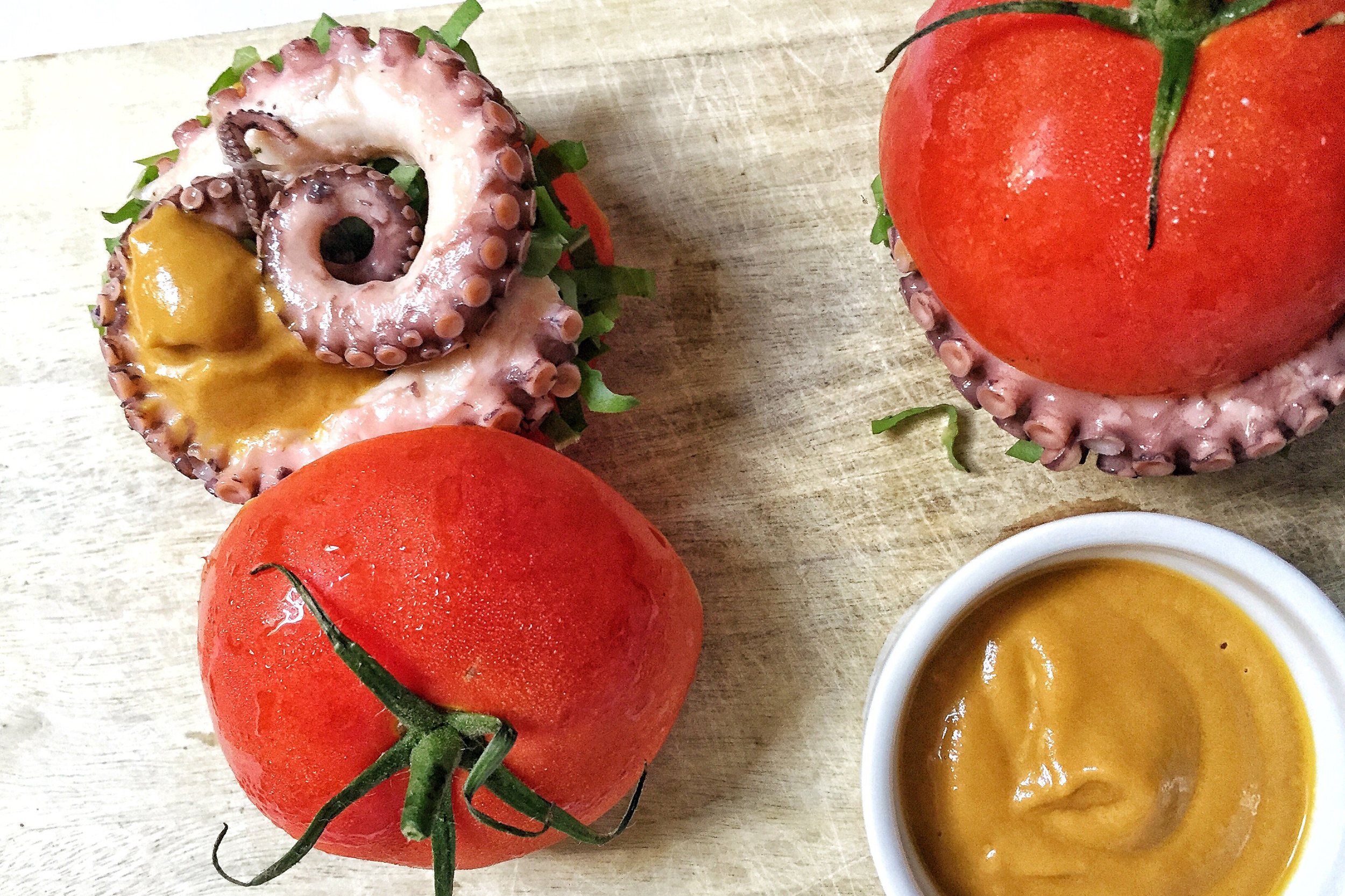 Panino di pomodoro con polpo e salsa di verdure all’Aceto Balsamico di Modena IGP