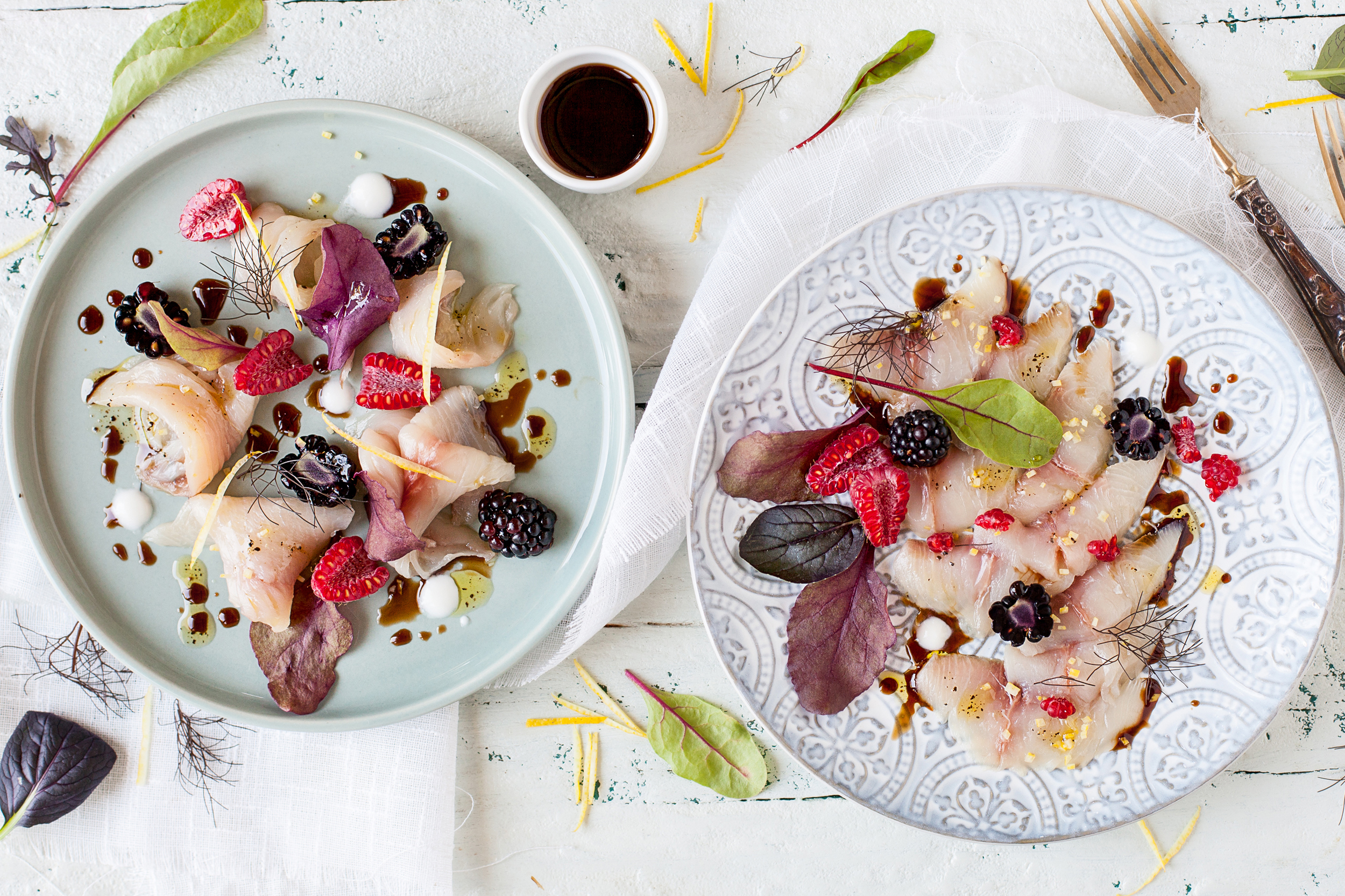 Crudo di ricciola ai frutti rossi, erbe e Aceto Balsamico di Modena IGP