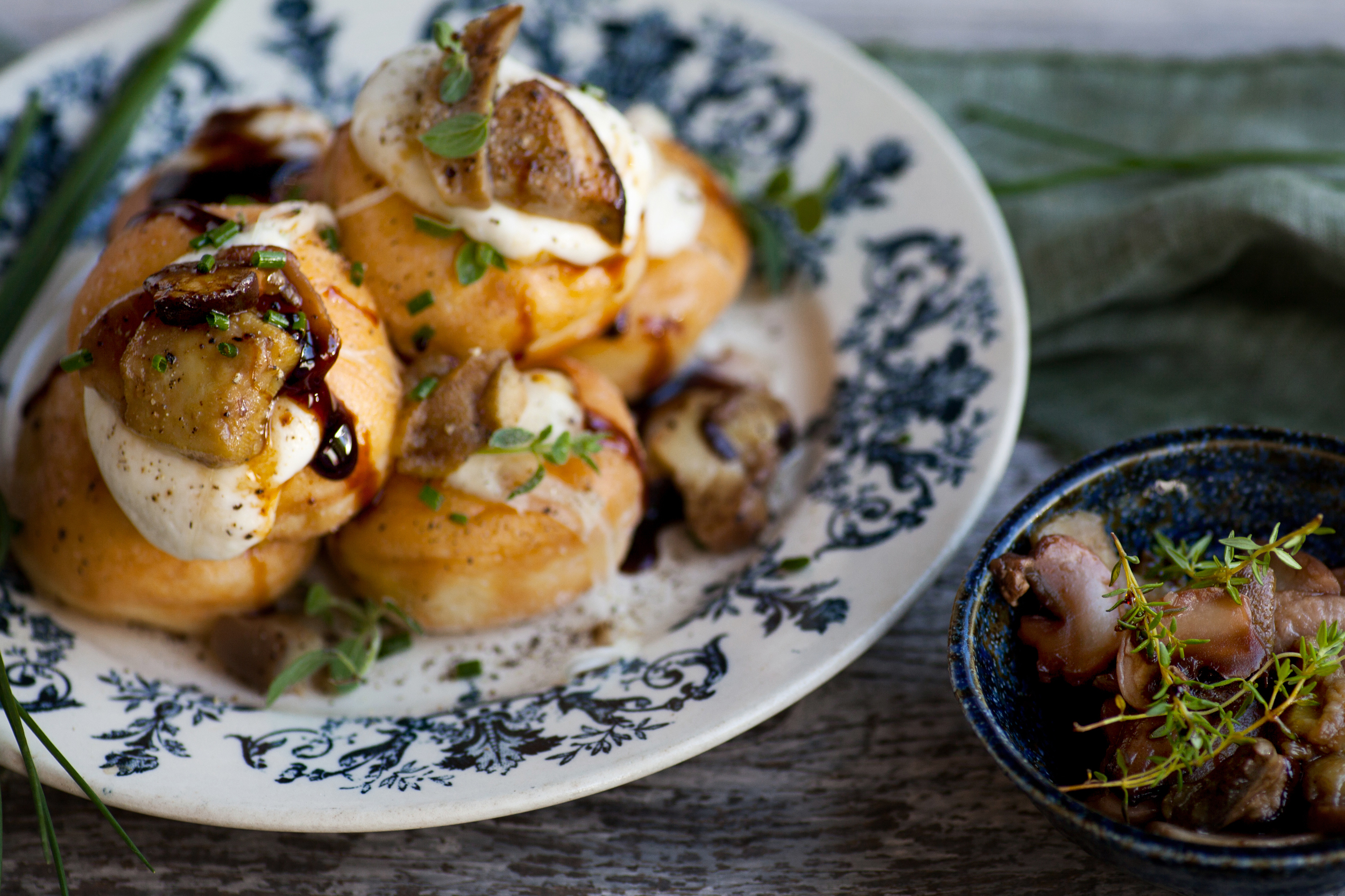 Bombolone salato con mozzarella fiordilatte, funghi porcini e Aceto Balsamico di Modena IGP