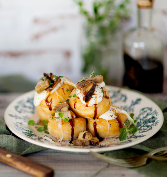 Herzhafte Mini-Krapfen mit Mozzarella, Steinpilzen und Balsamessig aus Modena gealtert (Aceto Balsamico di Modena g.g.A. invecchiato)