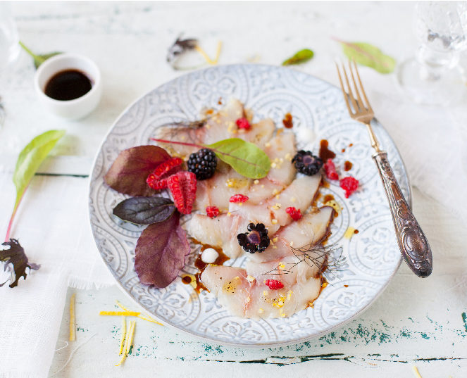 Carpaccio de sériole aux fruits rouges, herbes et Vinaigre Balsamique de Modène IGP