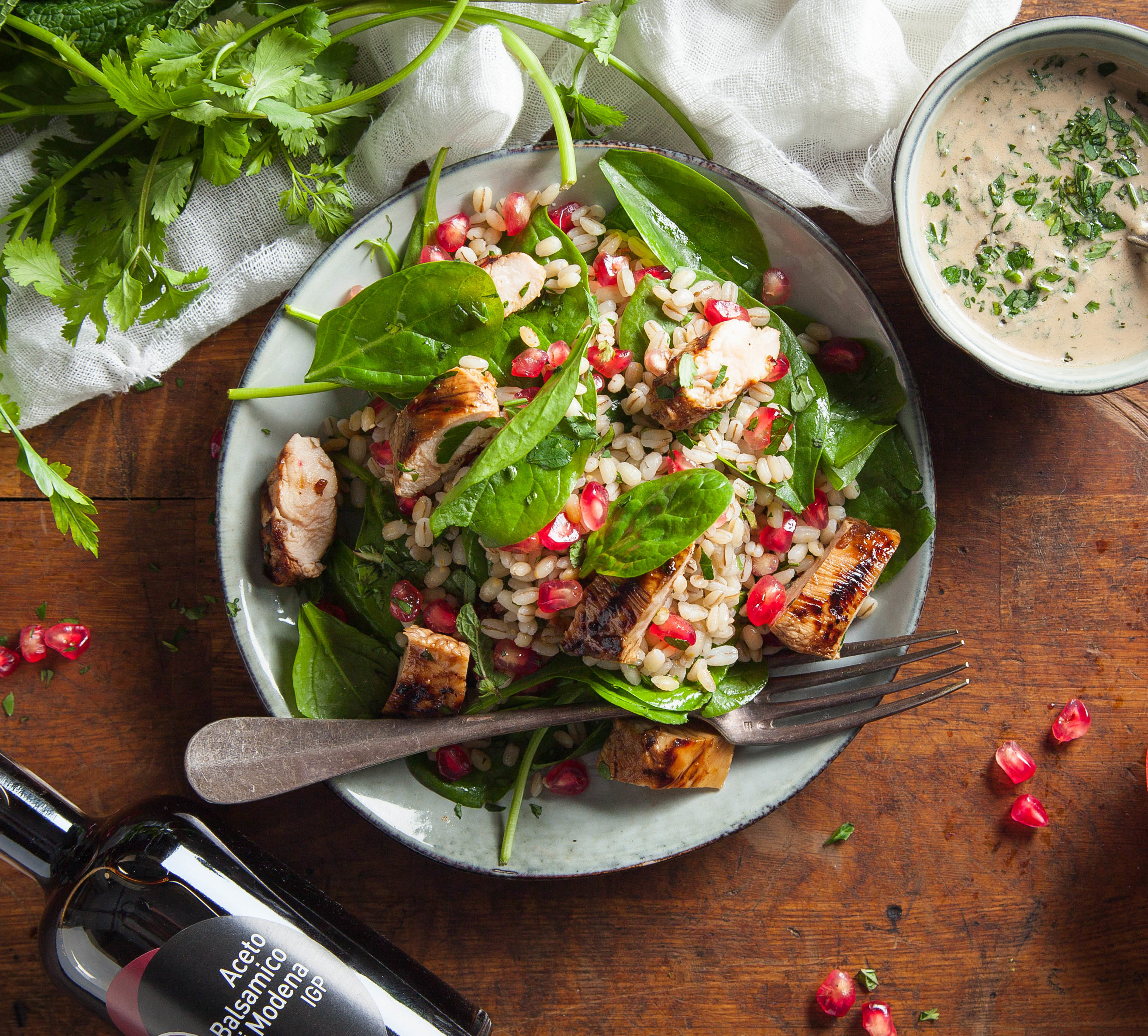 Salade d’orge perlé au poulet grillé et épinards, sauce verte au Vinaigre Balsamique de Modène IGP