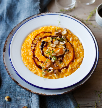 Risotto mit Kürbiscreme, Balsamessig aus Modena (Aceto Balsamico di Modena g.g.A.) und Haselnüssen