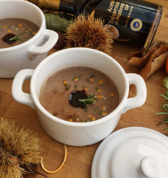 Kastaniensuppe mit Mandarine und Balsamessig aus Modena gealtert (Aceto Balsamico di Modena g.g.A invecchiato)