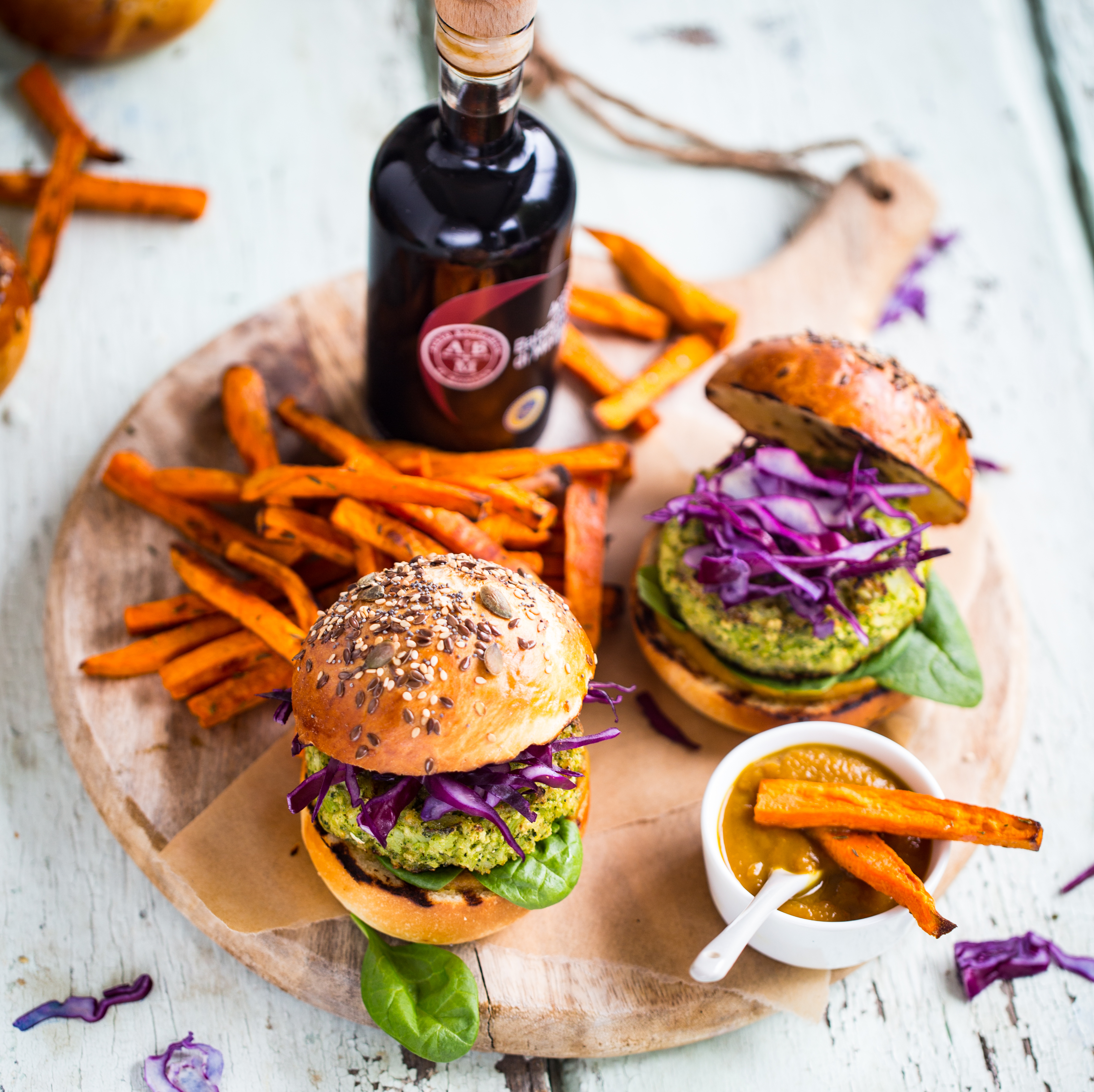 Hamburger végétarien et frites de patates douces, ketchup de butternut au Vinaigre Balsamique de Modène IGP