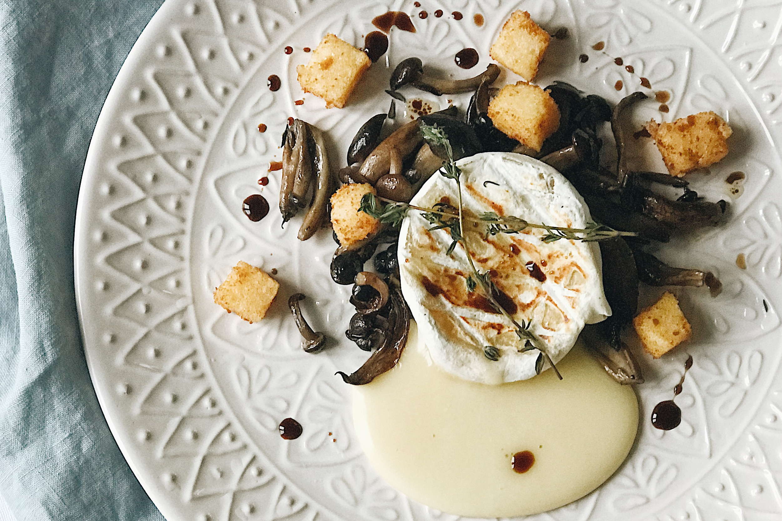 Tomino con funghi pioppini e polenta fritta