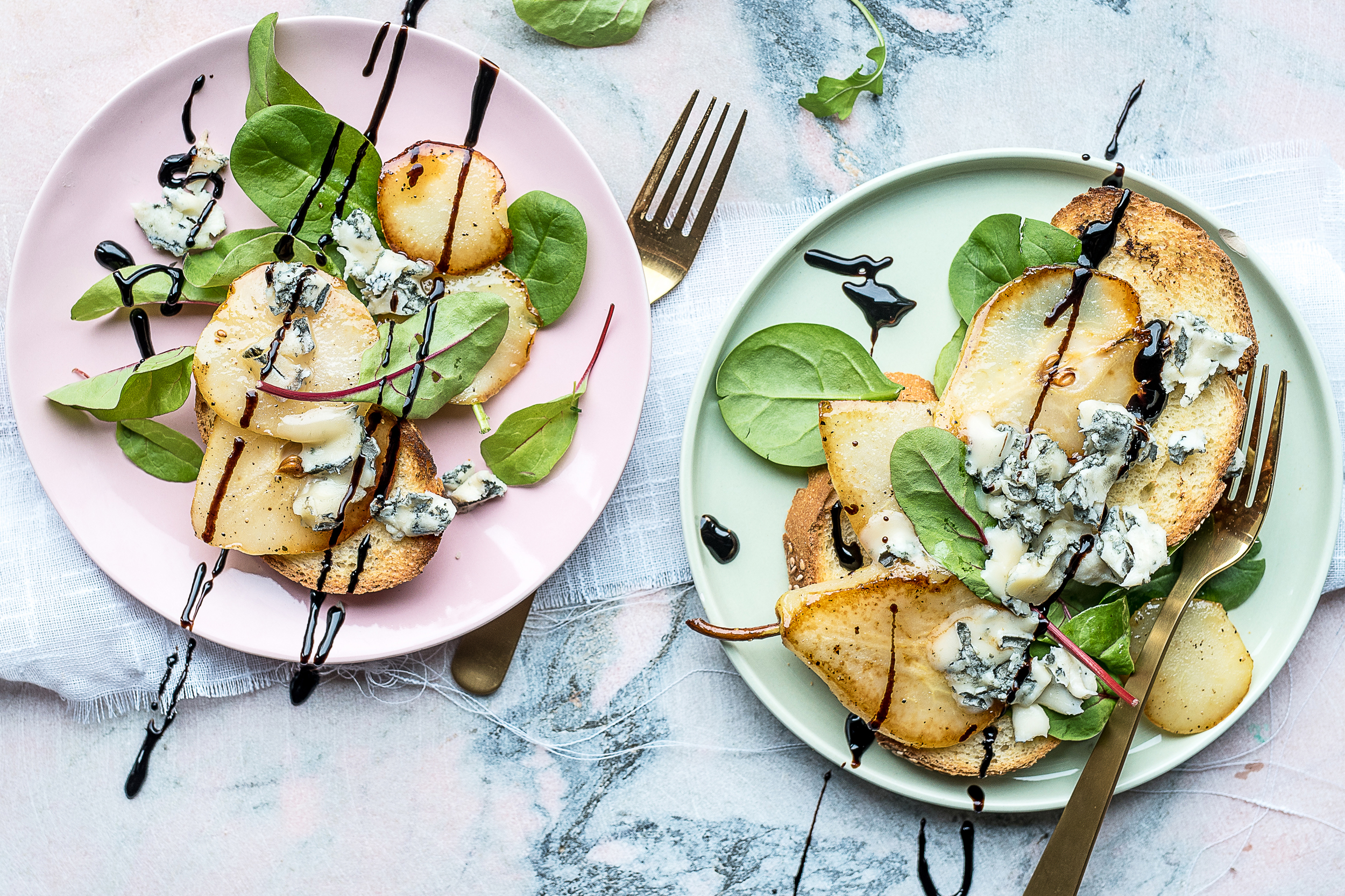 Formaggio erborinato, pera caramellata e Aceto Balsamico di Modena IGP