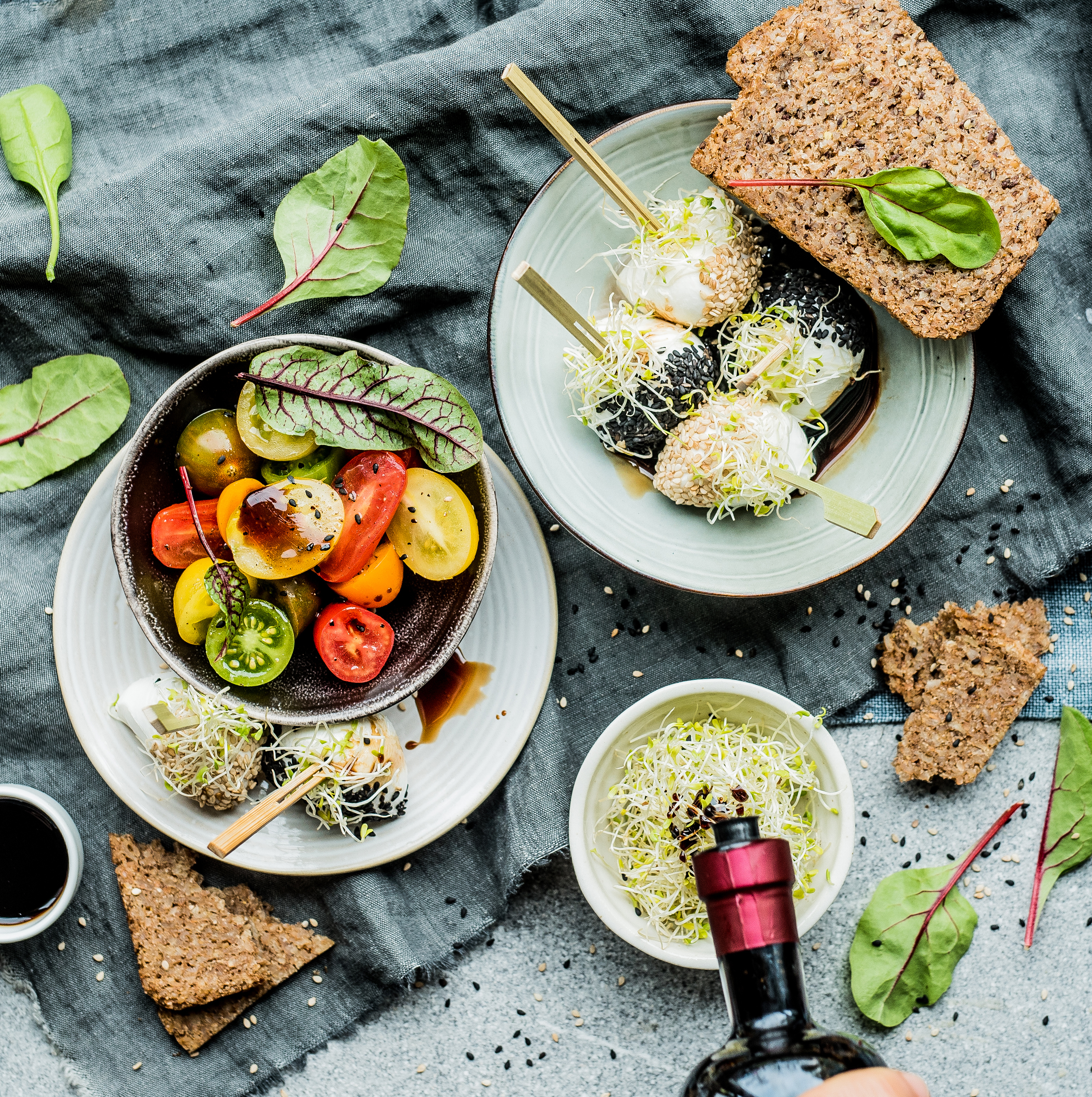 Mozzarelline farcie au Vinaigre Balsamique de Modène IGP, pousses de soja et graines de sésame