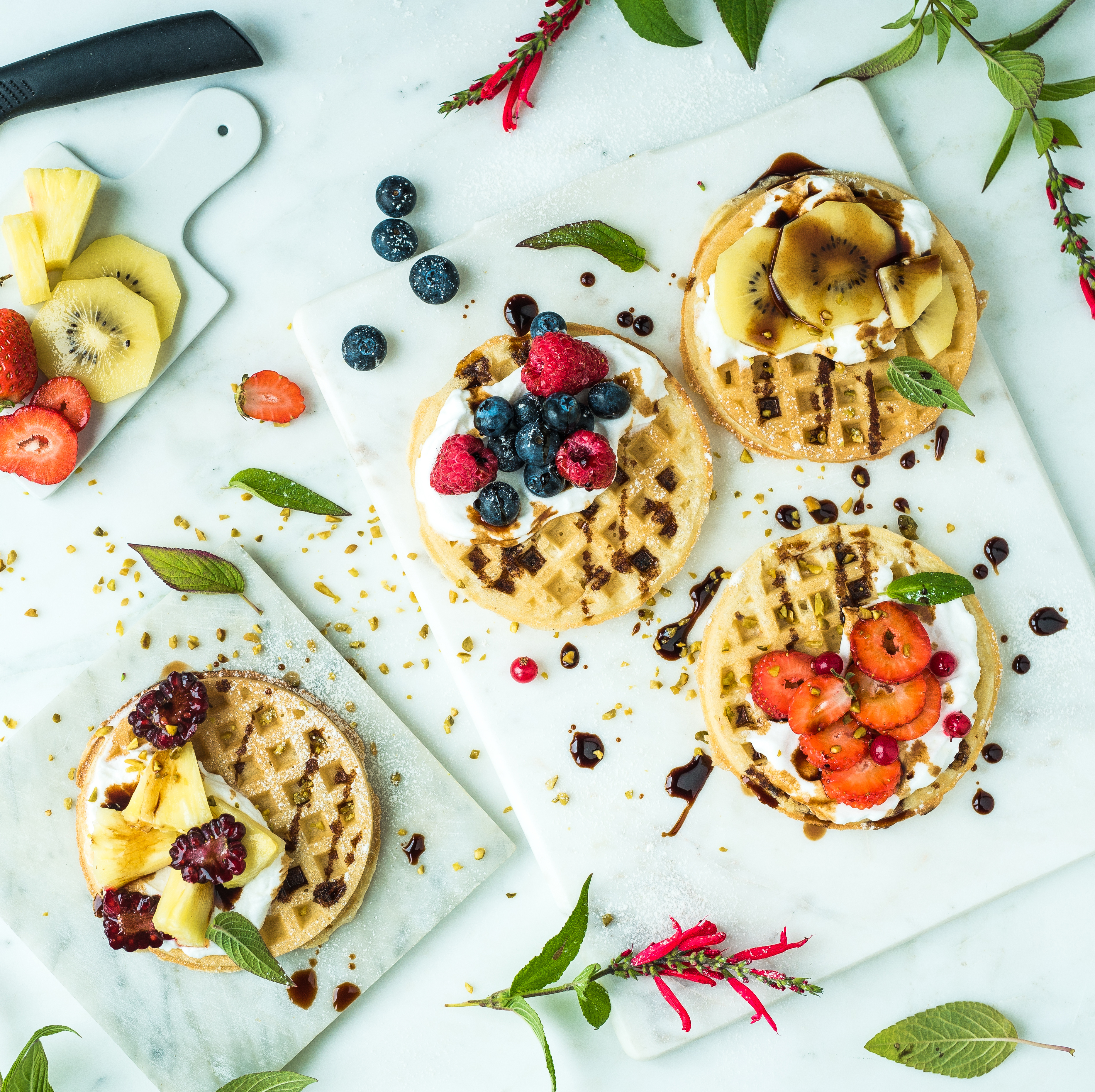 Gaufres, chantilly à la vanille, fruits frais et Vinaigre Balsamique de Modène IGP