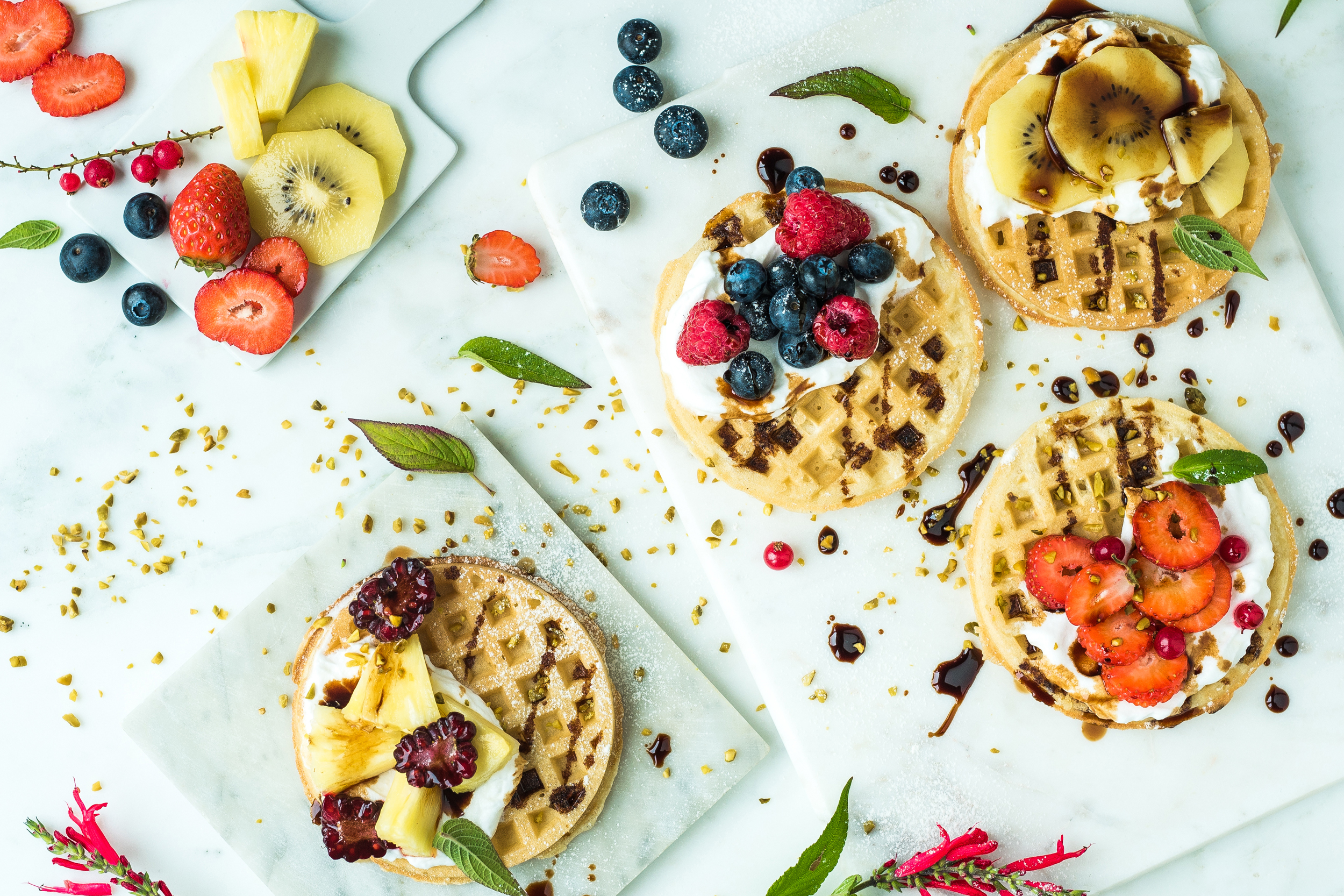 Waffel con chantilly alla vaniglia, frutta fresca e Aceto Balsamico di Modena IGP