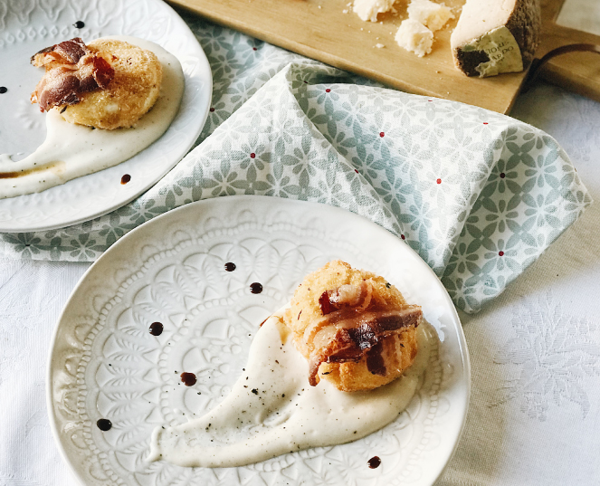 Oeufs molé, fondue de pecorino, bacon et Vinaigre Balsamique de Modène IGP