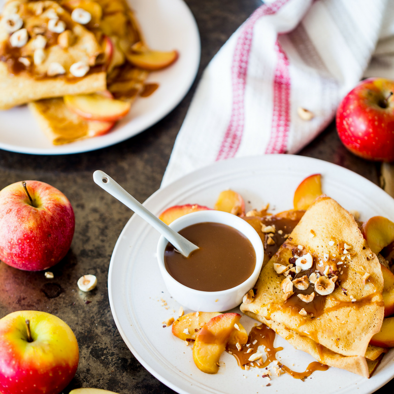 Crêpes au caramel au Vinaigre Balsamique de Modène IGP, pommes fondantes et noisettes