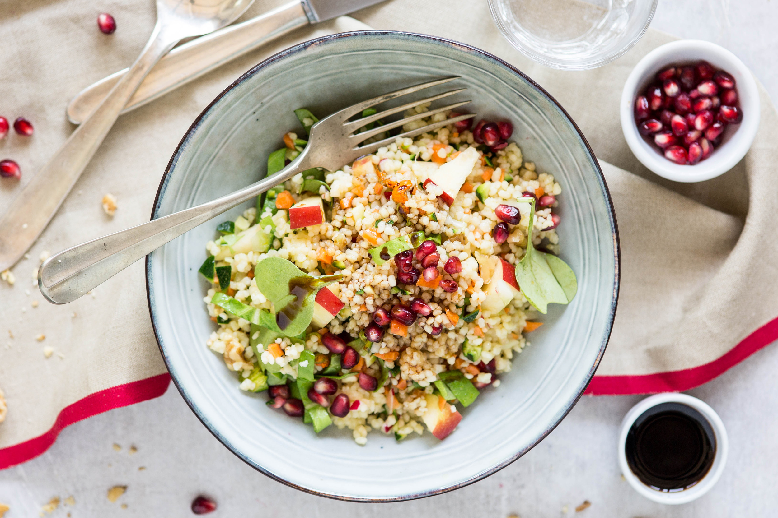 Insalata di cous cous con verdure crude, melagrana e noci