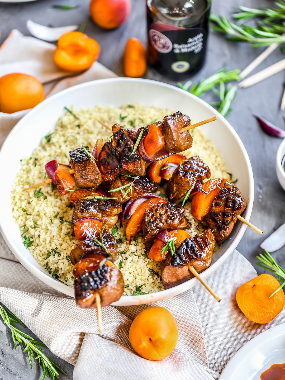 Brochettes de magret de canard et abricots