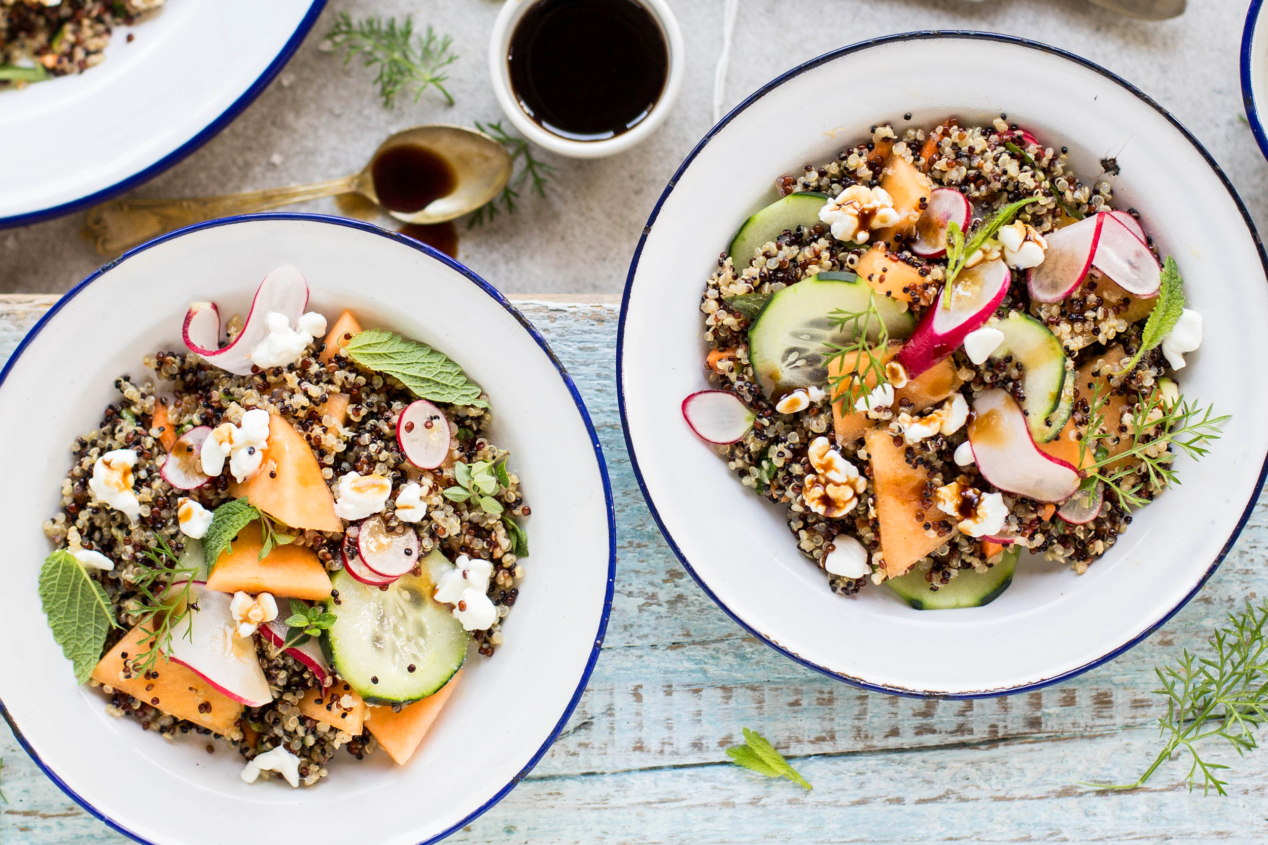 Quinoa salad with melon, arugula and milk flakes