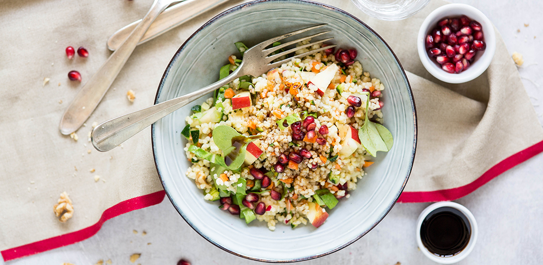 Couscous-Salat mit Gemüse, Granatapfel und Walnuss