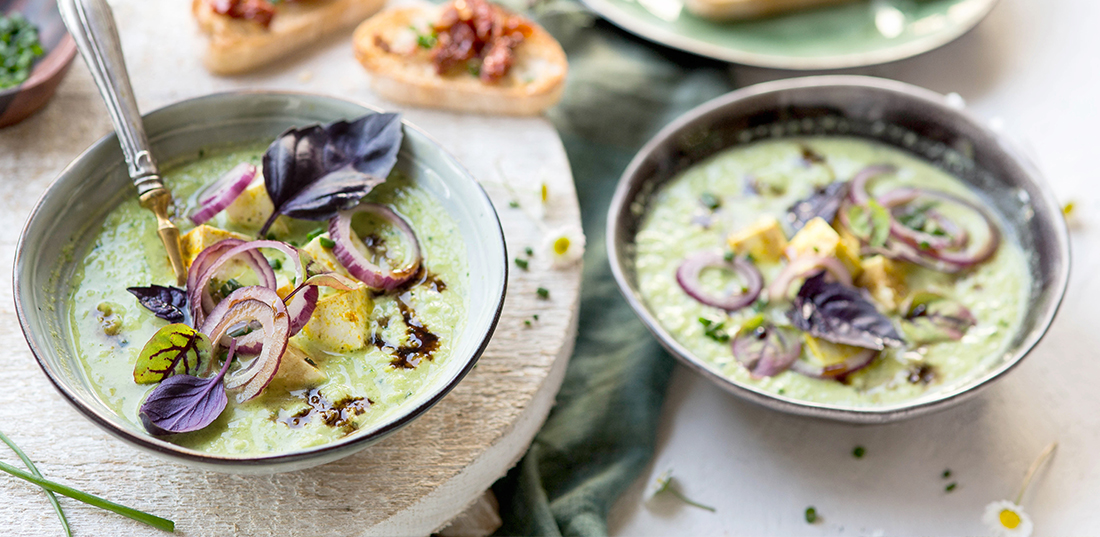 Gazpacho aus grünem Gemüse und mariniertem Tofu