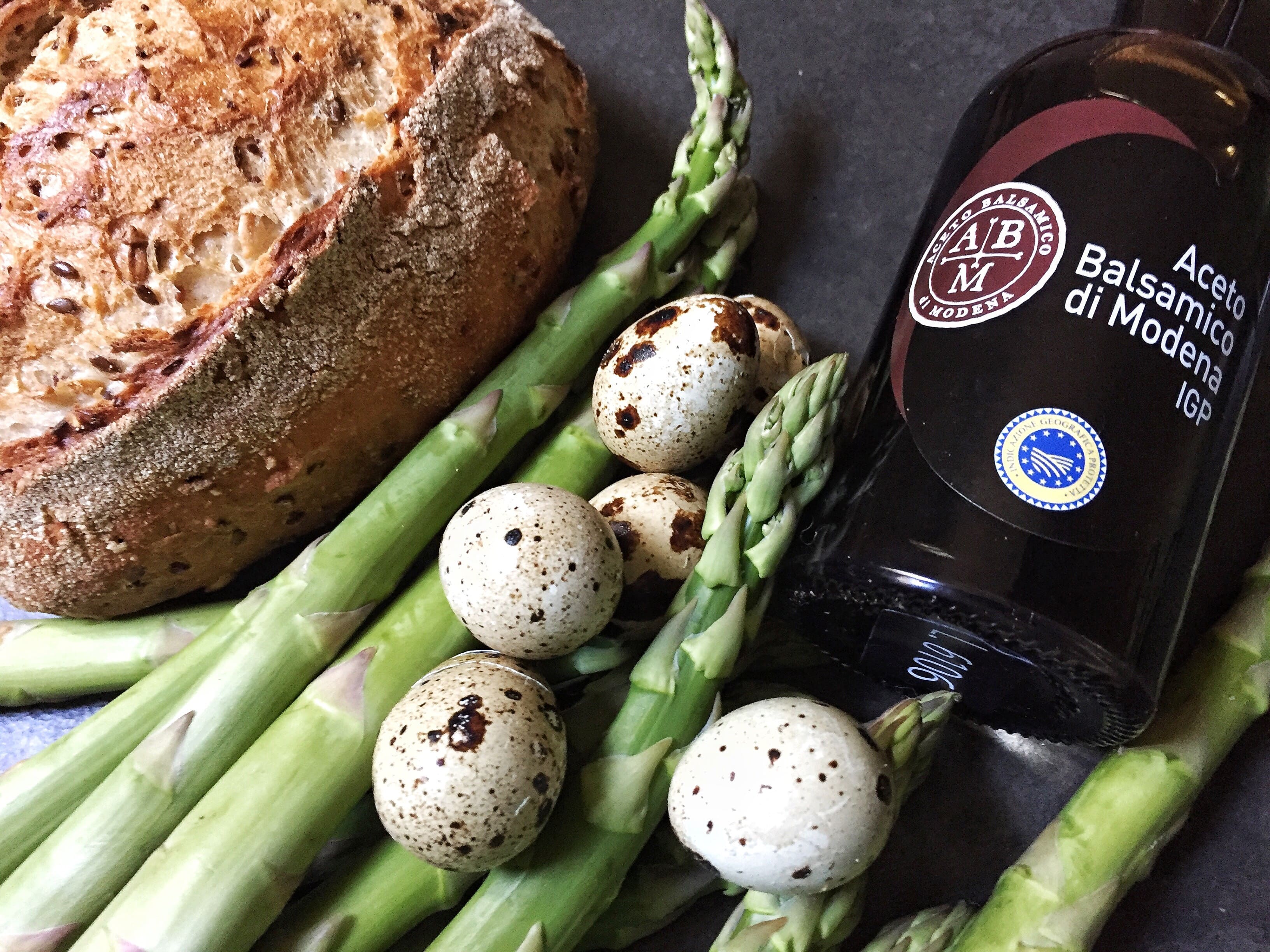 Croûtons aux asperges et œufs de caille au Vinaigre Balsamique de Modène IGP