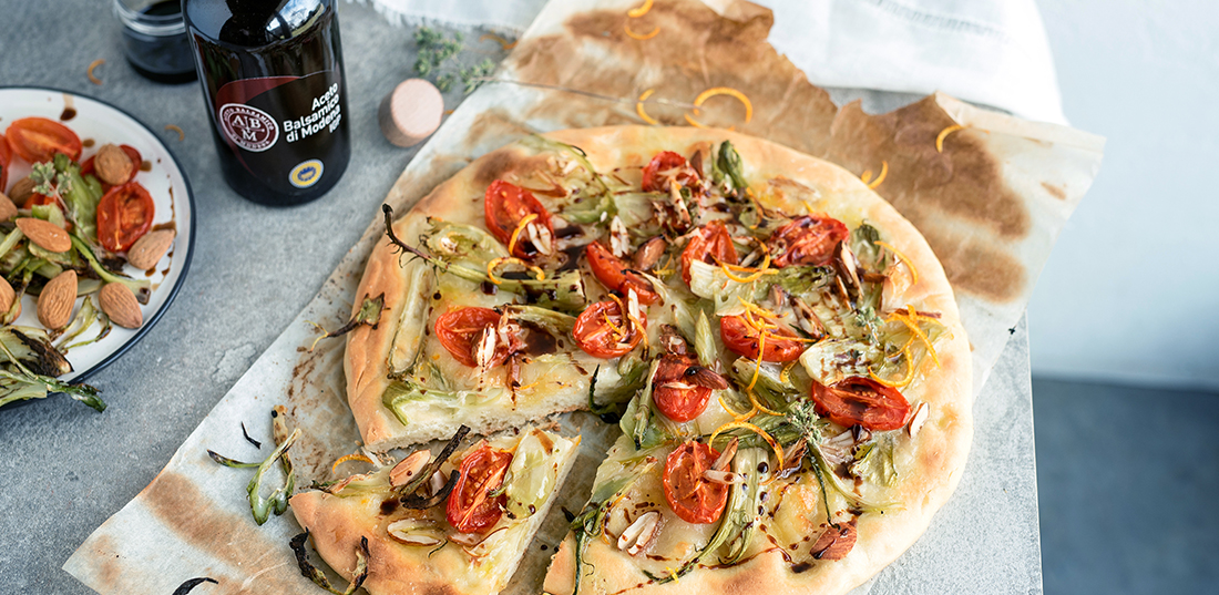 Pizza mit Tomaten, Puntarelle, Mandeln und Orangen