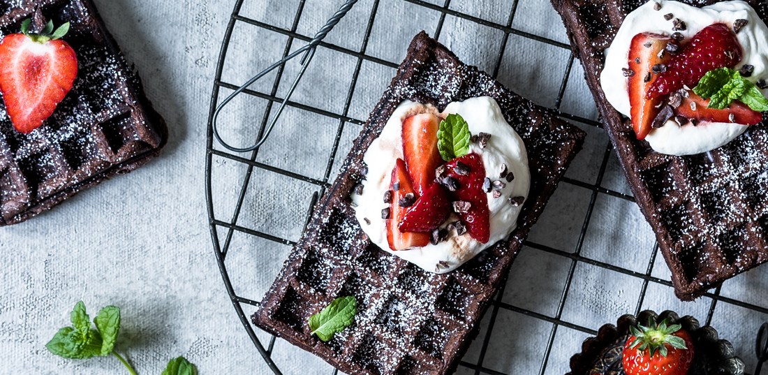 Brownie-Waffeln mit Balsamico-Erdbeeren