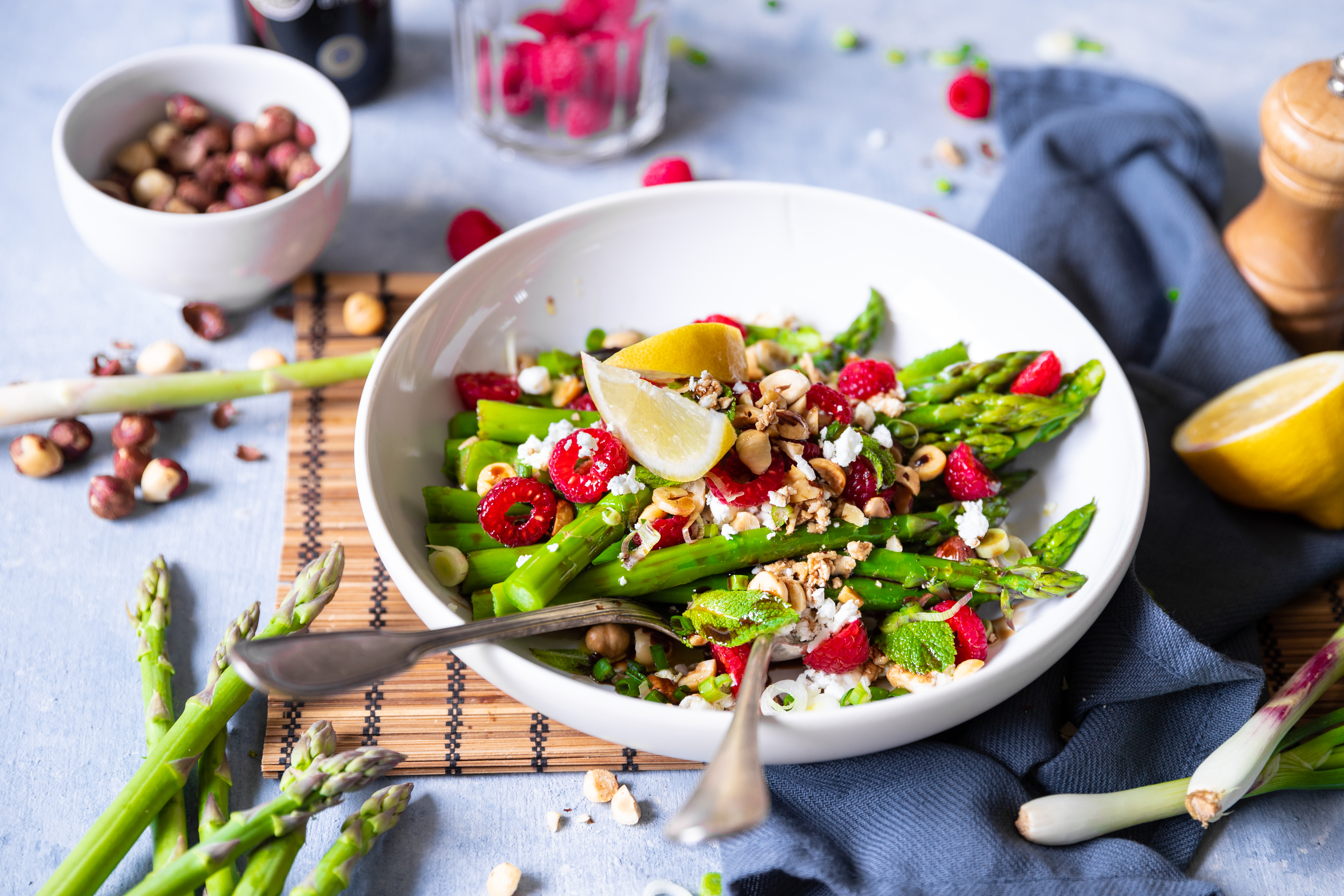 SALADE D’ASPERGES, FETA, FRAMBOISES ET NOISETTE AU VINAIGRE BALSAMIQUE DE MODÈNE