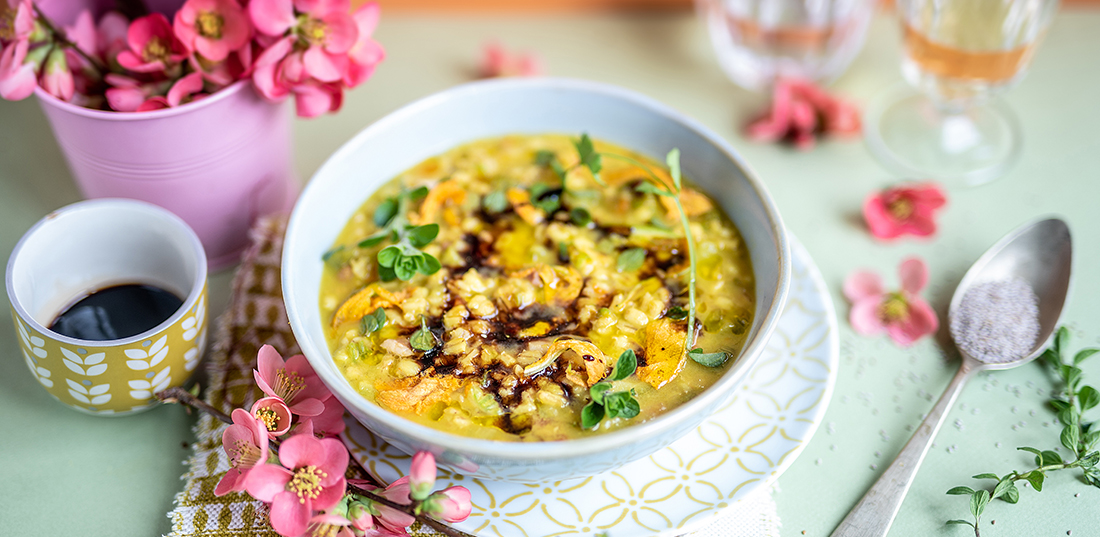 Gerstensuppe mit Kürbisblüten