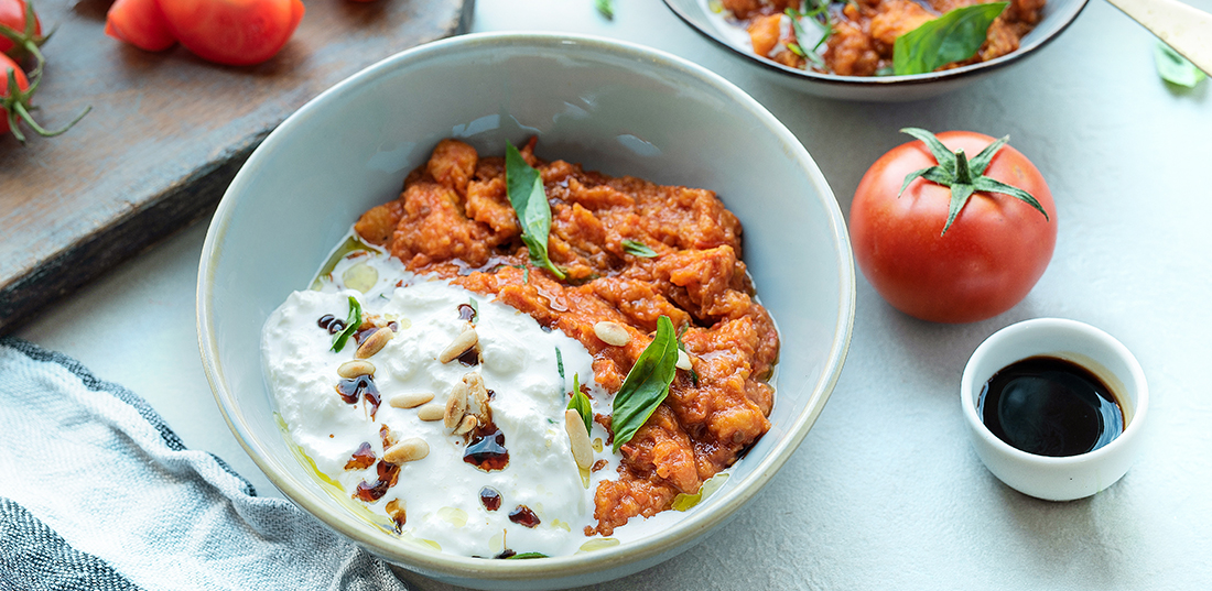 Tomaten- und Brotsuppe mit Balsamessig aus Modena, Burrata und frischem Basilikum