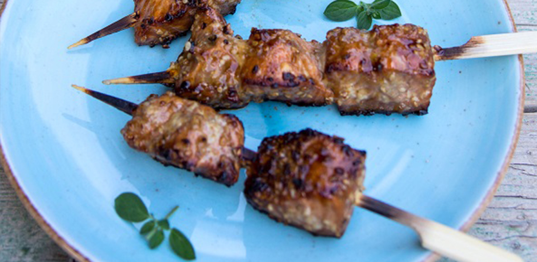 Lachs-Spieße mit Tomaten-Couscous und Aceto Balsamico di Modena g.g.A.