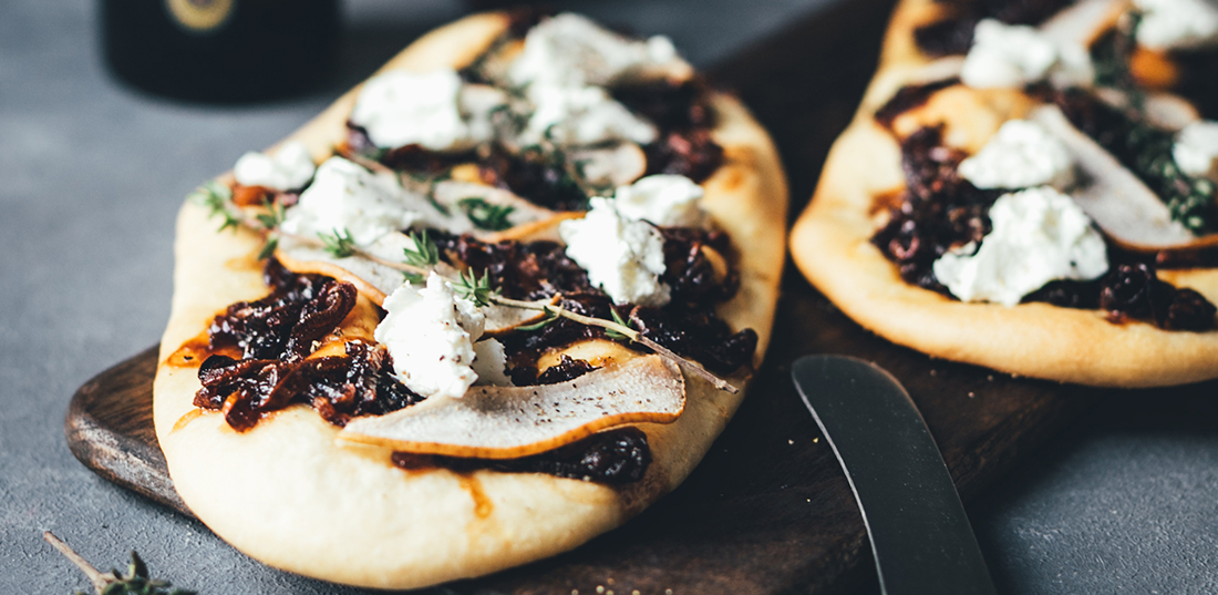 Coca Pizza, Zwiebeln mit Aceto Balsamico di Modena g.g.A., Birne und Ziegenfrischkäse