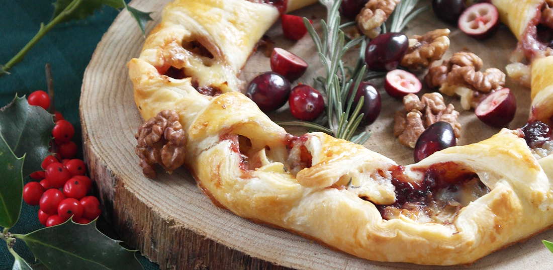 Camembert-Blätterteig-Kranz mit Cranberry-Soße mit Aceto Balsamico di Modena g.g.A. und knackigen Walnüssen