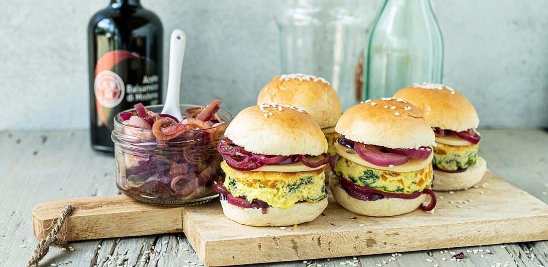 Mini-Omelette-Burger mit karamellisierter roter Zwiebel