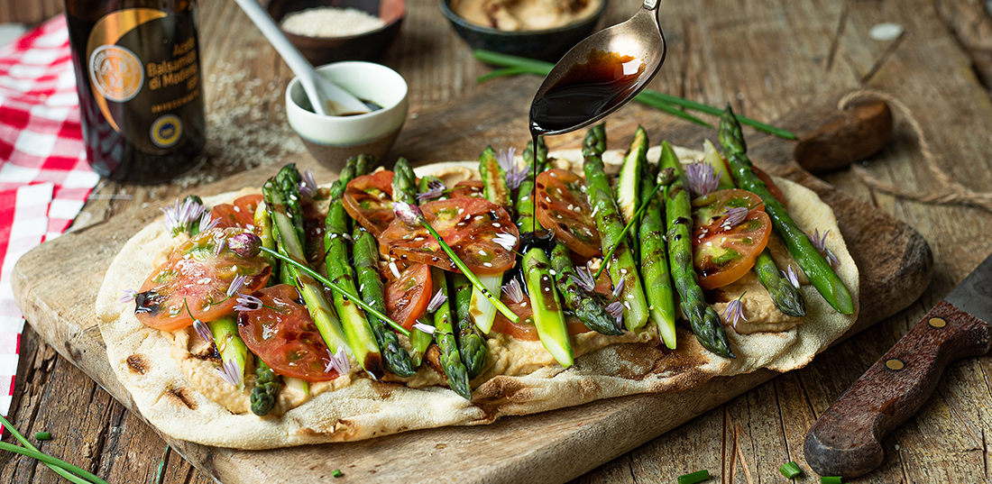 Focaccia mit grünem Spargel, Tomaten und Erdnuss-Humus