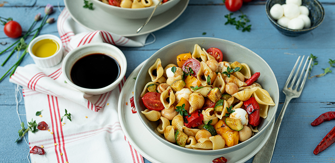 Nudelsalat mit Grillgemüse und Mozzarella