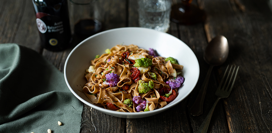 Tagliatelle mit Aceto Balsamico di Modena g.g.A., Blumenkohl und getrockneten Tomaten