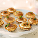 Mini-Tarte mit Ziegenkäse und karamellisierten Zwiebeln