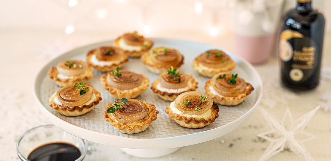 Mini-Tarte mit Ziegenkäse und karamellisierten Zwiebeln